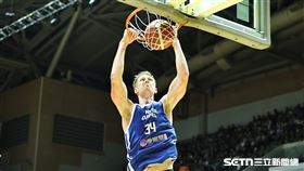 男籃世界盃亞洲區資格賽，台灣隊中鋒高柏鎧雙手暴扣。（圖／記者劉彥池攝影）