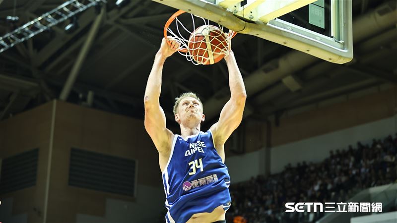 男籃世界盃亞洲區資格賽，台灣隊中鋒高柏鎧雙手暴扣。（圖／記者劉彥池攝影）