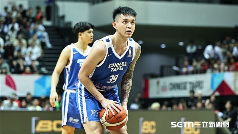 男籃世界盃亞洲區資格賽，台灣隊前鋒盧峻翔執行罰球。（圖／記者劉彥池攝影）