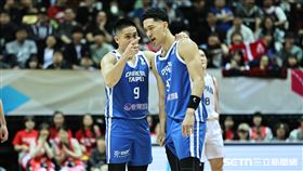 男籃世界盃亞洲區資格賽，台灣隊後衛陳盈駿和雷蒙恩交談。（圖／記者劉彥池攝影）