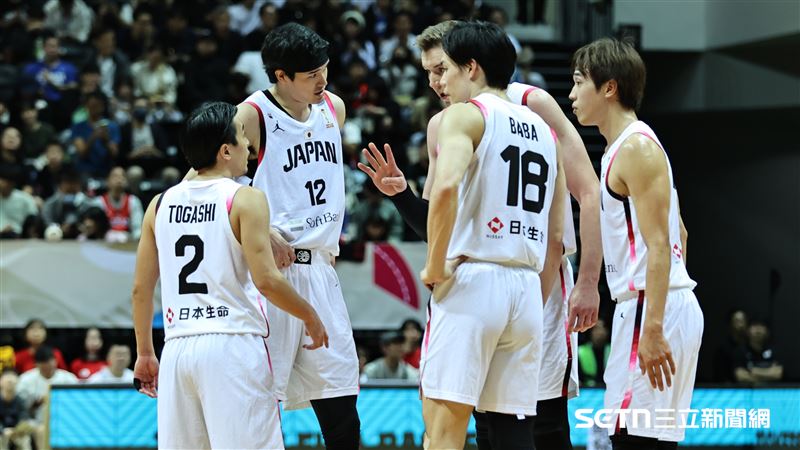 男籃世界盃亞洲區資格賽，日本隊球員在場上交談。（圖／記者劉彥池攝影）