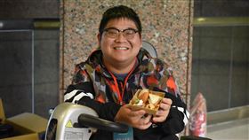 坐電動輪椅被收2人費用！漸凍人「婉拒初魚招待」原因暖爆（圖／胡先生授權提供）