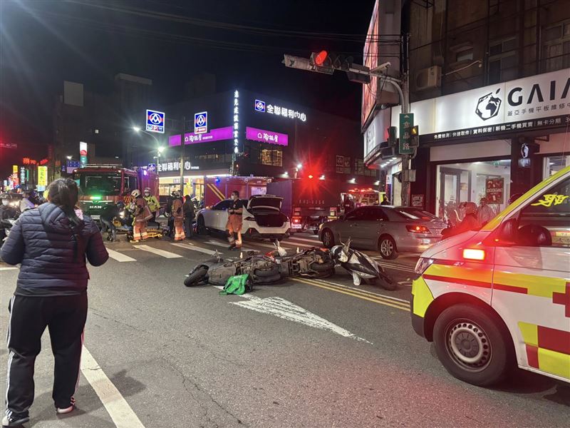 新竹市食品路，今（1日）晚間發生事故。(圖／翻攝自新竹市議員黃文政臉書)