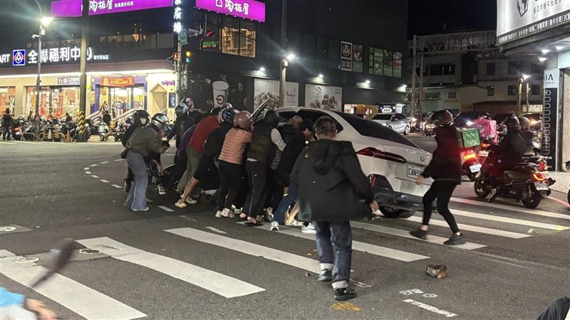 新／竹市BMW暴衝撞4車　女騎士被壓車底