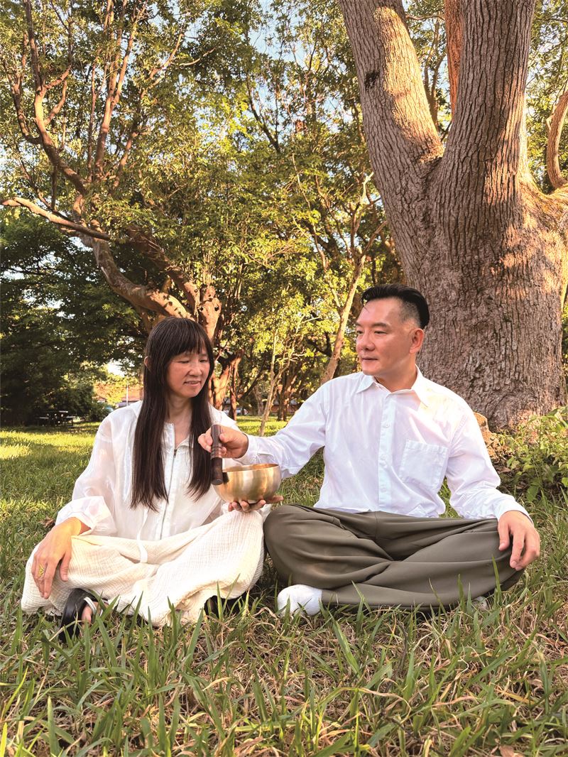 田定豐成為臺灣將頌缽帶進日常生活的第一人。（圖／唱戲世界娛樂提供）