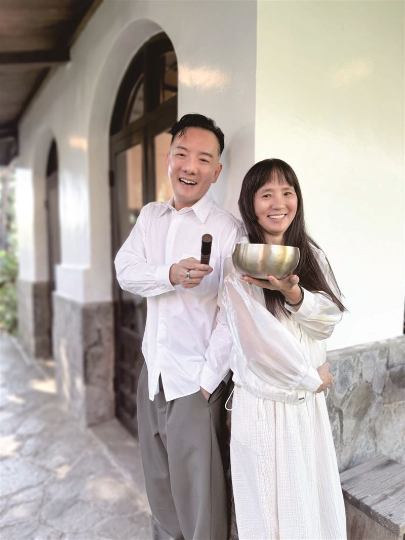 田定豐（左）與朱衍舞（右）推出新書《敲出自我療癒力》。（圖／唱戲世界娛樂提供）