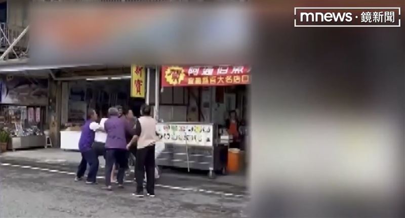 雙方不斷揮拳互毆，直到其他家族成員上前勸阻才將雙方拉開。（圖／翻攝鏡新聞）