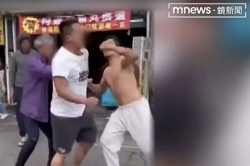 高家三兄弟互嗆後一路拉扯、扭打至餐廳門口外。（圖／翻攝鏡新聞）