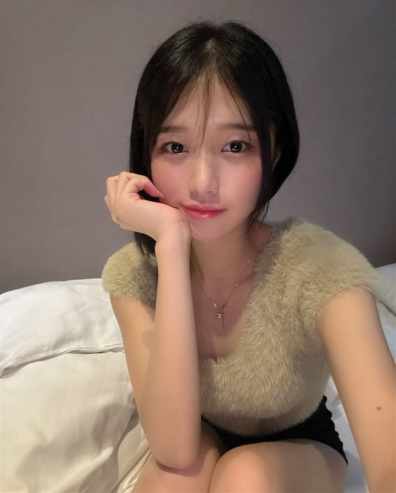 生田紗奈平常在糖果屋打工，近期在FALENO集團出道拍AV，片商用「大人未滿」來形容這位新人。（圖／翻攝自生田紗奈Ｘ）