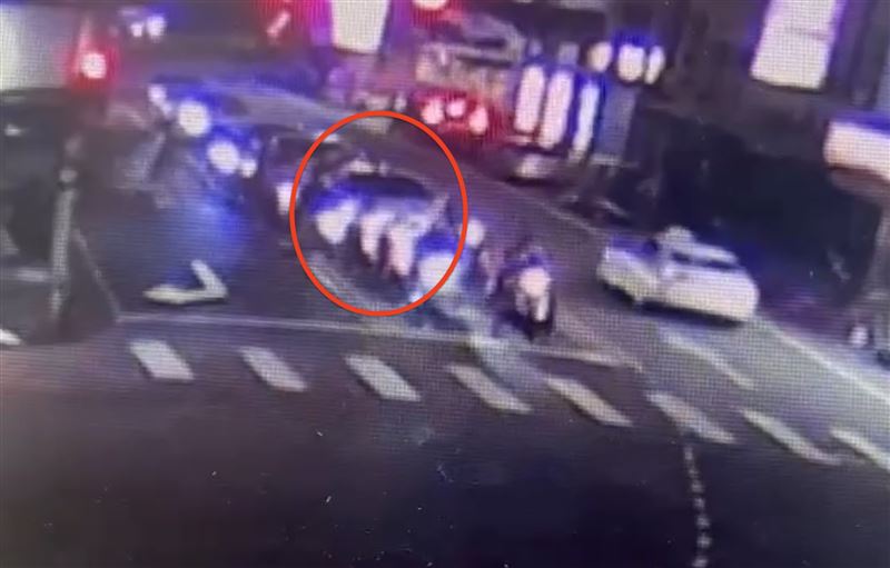 BMW原本在後方等紅燈。（圖／翻攝畫面）