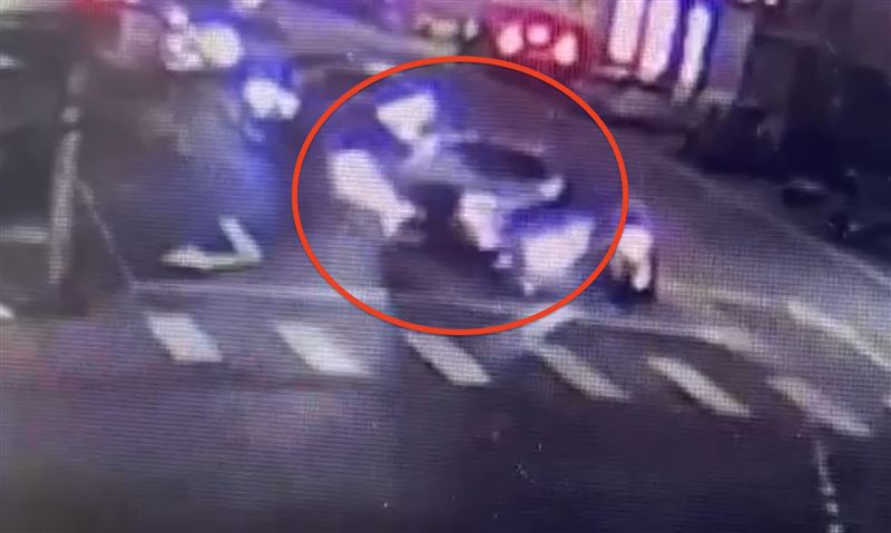 新竹市食品路上BMW暴衝，撞擊多輛摩托車，其中一台車被卡在轎車下。（圖／翻攝畫面）