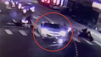 新／BMW暴衝女騎士卡車底　恐怖瞬間曝