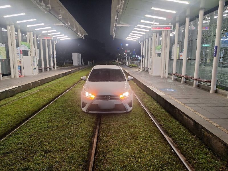 婦人開車行經高雄苓雅區路口，右轉時誤入輕軌凱旋武昌站沿線軌道。（圖／中央社）