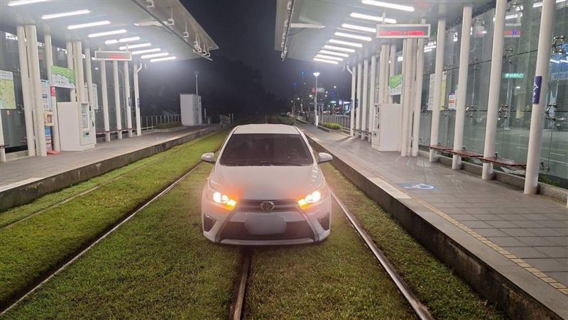 婦開車誤入高雄輕軌軌道　無人傷函送偵辦