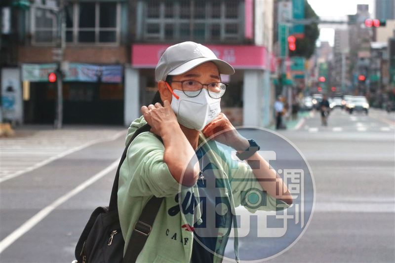 凱思國際掛名負責人李麗娟終於曝光，本刊直擊她出門都戴著棒球帽及口罩，加上外套，行徑極為低調