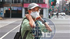 凱思國際掛名負責人李麗娟終於曝光，本刊直擊她出門都戴著棒球帽及口罩，加上外套，行徑極為低調。