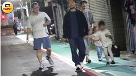 直擊九把刀周亭羽遛女兒　周爸爸緊跟守護
