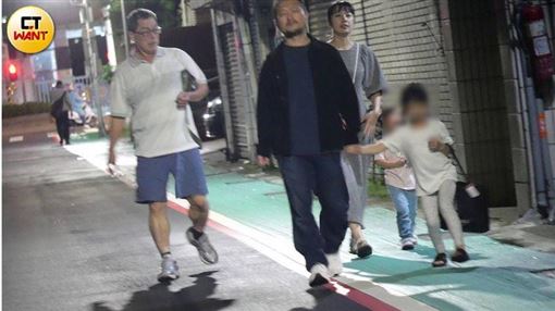 直擊九把刀周亭羽遛女兒　周爸爸緊跟守護