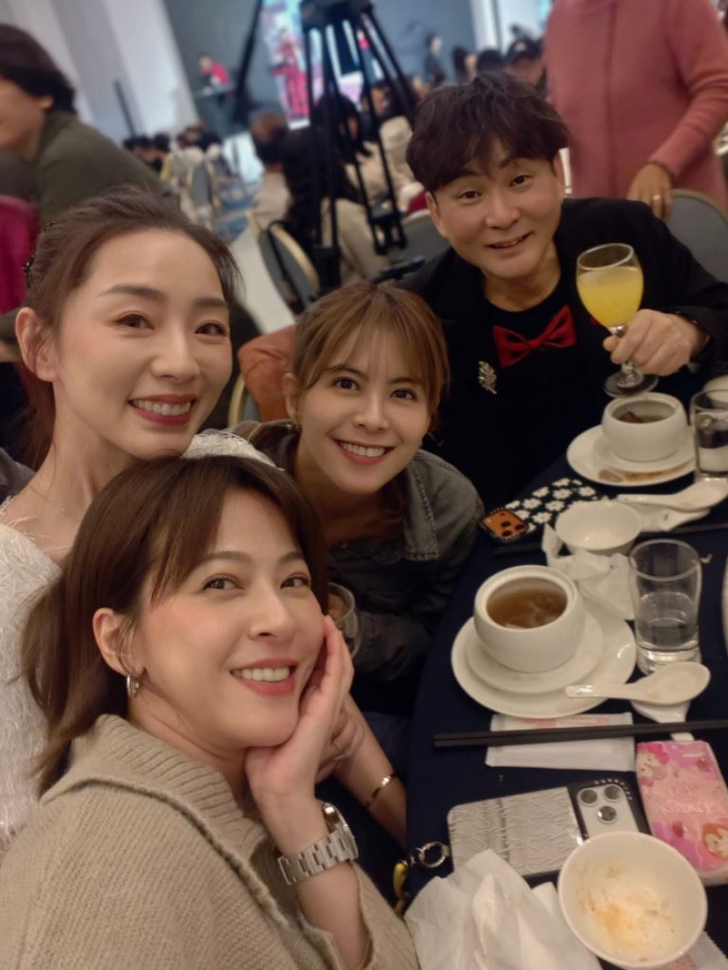 洪毛（右起）大病一場後難得露面，與林柏妤、賴芊合、蘇晏霈參加車友婚禮。（圖／翻攝自臉書）