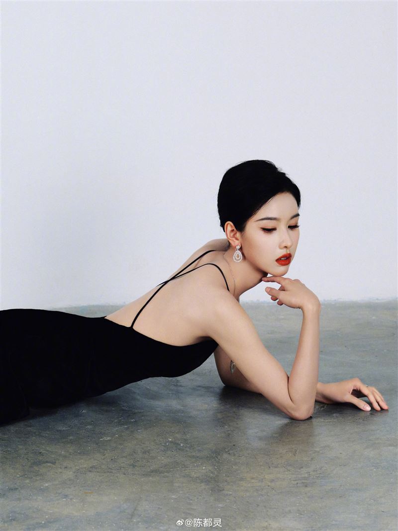 美國靈媒Kandis Starr透露陳都靈現在很危險。（圖／翻攝自微博）