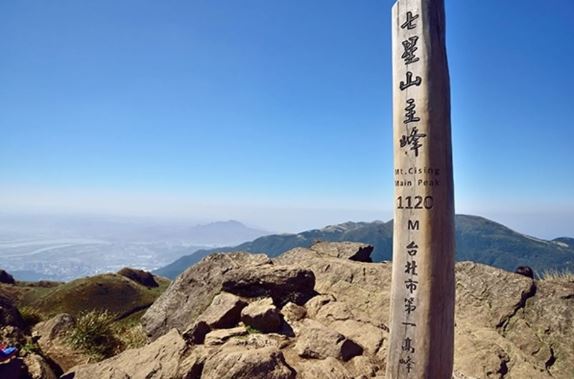近日有登山客登上七星山主峰，直擊名跨性別人士在眾人面前脫換泳裝、全裸自拍，甚至一度三點外露。（圖／翻攝自玩全台灣旅遊網）