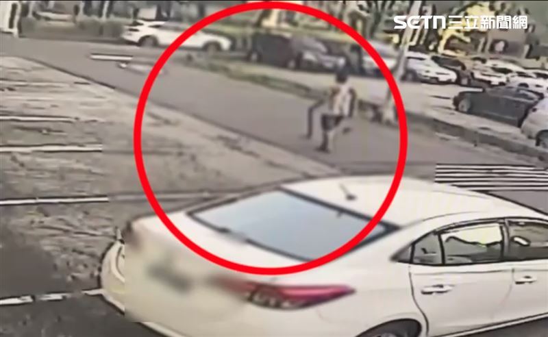 死者雙手各拿畚箕、掃帚沿路掃狗屎，在無戒心下步行前往公園遛惡霸犬且未牽繩，渾然不知已踏進凶嫌埋伏視野。（圖／翻攝畫面）