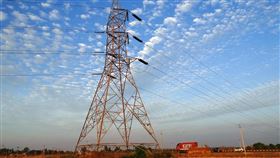 電力設備的超級週期才剛開始，尤其是目前美國電網逾1/3設備服役超過30年，但真正汰舊換新，只占總需求約25%不到，顯示目前美國電網升級潮仍未全面啟動，一旦更替需求加速釋放，未來美國電力基建相關供應鏈產業長期緊繃恐成常態。（示意圖/ PIXABAY） 