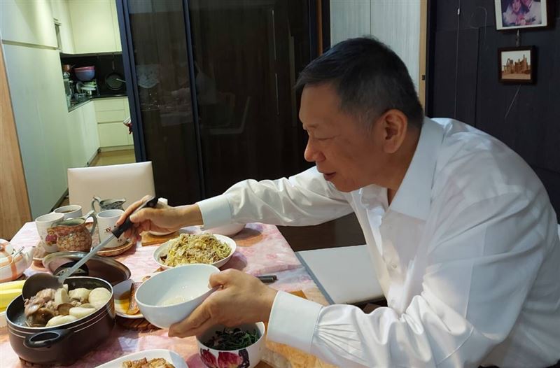 柯妻陳佩琪今（2）天一早貼照發文透露，自己負責柯文哲的三餐，回來後已經胖了兩公斤，而且還在持續增加中&hellip;（圖／翻攝自陳佩琪臉書）