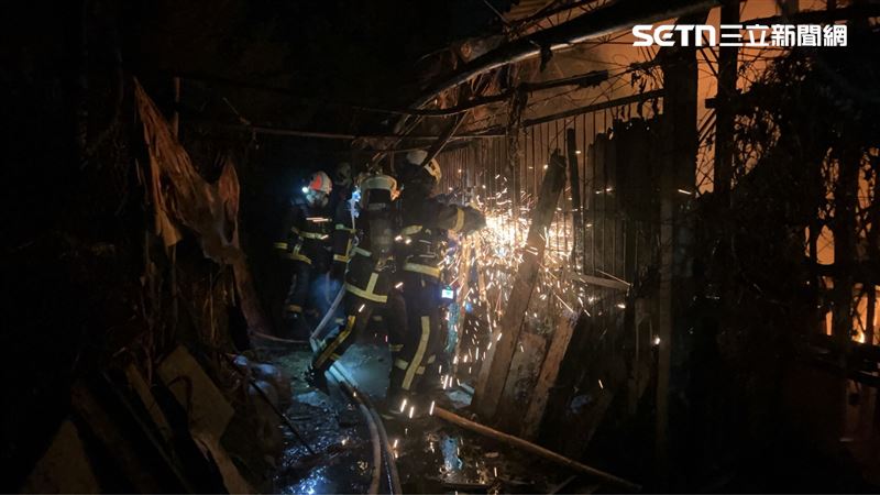 消防隊到場灌救，半小時後順利撲滅火勢，現場無人傷亡。（圖／翻攝畫面）