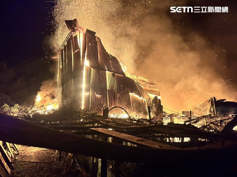 台中東勢一處果園工寮深夜起火，火勢相當猛烈。（圖／翻攝畫面）