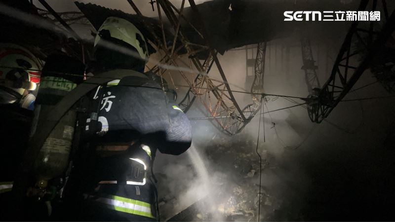 消防隊到場灌救，半小時後順利撲滅火勢，現場無人傷亡。（圖／翻攝畫面）