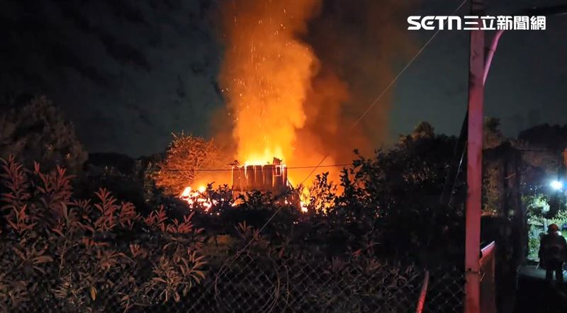 鐵皮工寮陷入火海，火勢一發不可收拾。（圖／翻攝畫面）