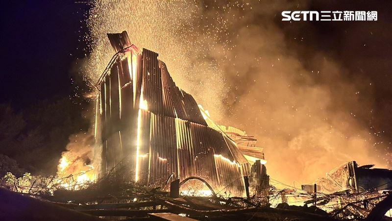 新／台中暗夜大火！鐵皮屋火舌狂竄畫面曝