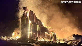 新／台中暗夜大火！鐵皮屋火舌狂竄畫面曝