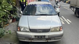 未懸掛車牌的車輛停放在馬路上。（圖／翻攝畫面）