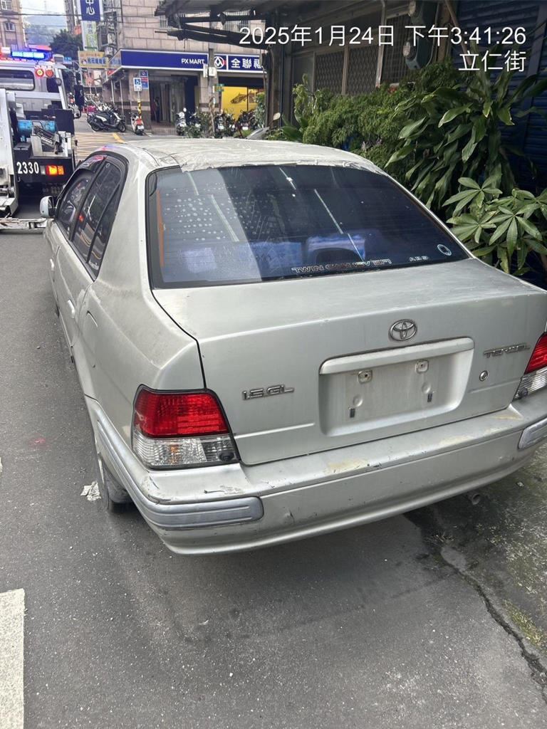 未懸掛車牌的車輛停放在馬路上最高開罰3萬6千元。（圖／翻攝畫面）