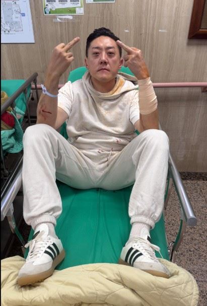 夏天倫與一名女性友人準備自民生東路某地下室離開時，突遭2名男子持刀棍並噴灑辣椒水攻擊。（圖／翻攝自夏天倫Threads）