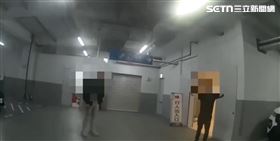 北市萬華警方獲報到場，隨即逮捕仍待在現場的2嫌。（圖／翻攝畫面）