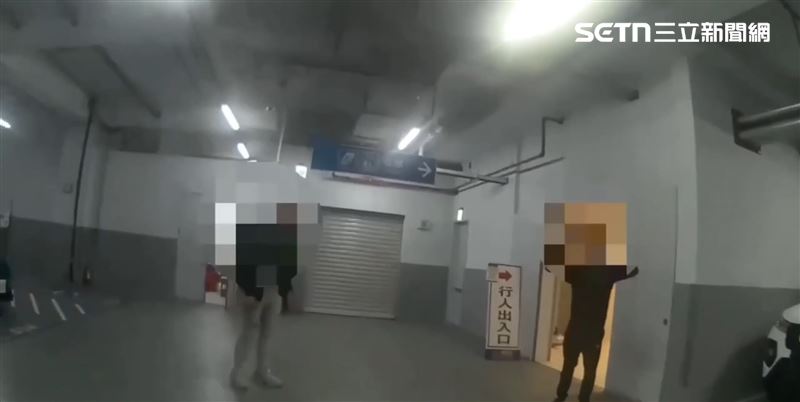 北市萬華警方獲報到場，隨即逮捕仍待在現場的2嫌。（圖／翻攝畫面）