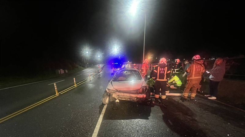 22歲男開車台2線自撞護欄　傷重送醫不治