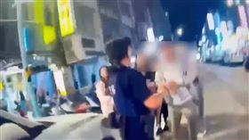 北市寧夏夜市昨天（1日）發生一起鬥毆事件，馬來西亞籍張姓男遊客（65歲）在拍攝路邊車輛，被吳姓男車主（28歲）誤認是檢舉達人，雙方爆發衝突在路邊大打出手，張男一方3人和吳男都被員警帶回偵辦。