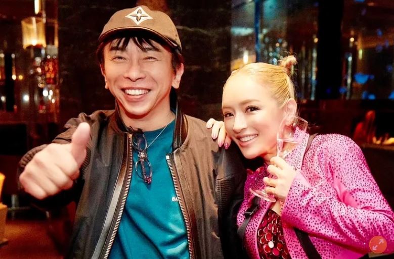 愛貝克思會長松浦勝人（左）和濱崎步曾交往，現在是事業夥伴。(圖／翻攝自X）