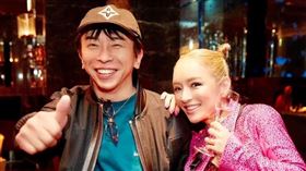 愛貝克思會長松浦勝人（左）和濱崎步曾交往，現在是事業夥伴。(圖／翻攝自X）