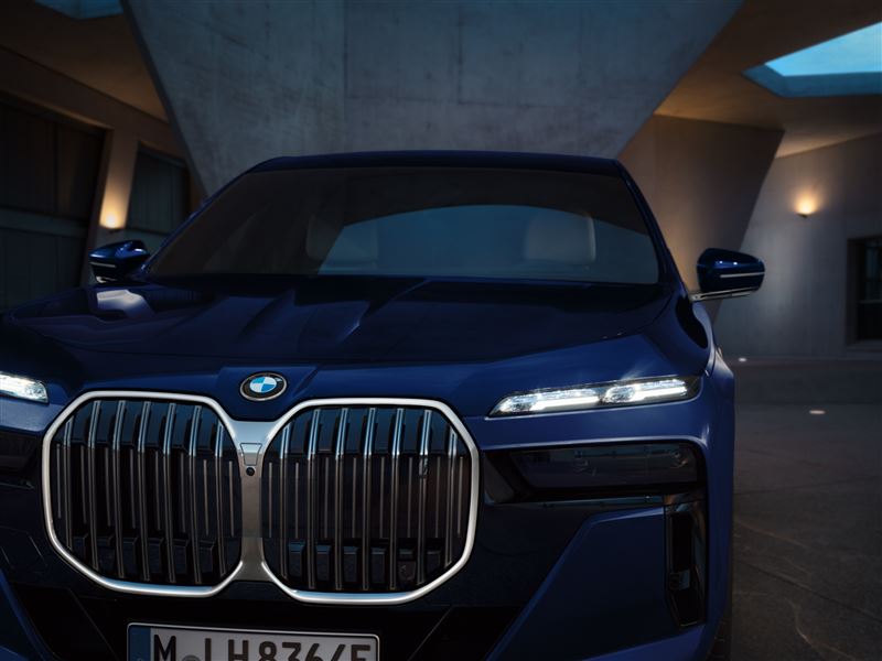 飾光水箱護罩把豪華氣勢堆到天花板。（圖／BMW提供）