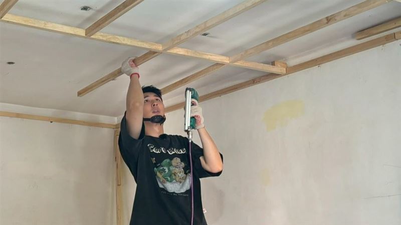 胡釋安（右）認證「名不虛傳的累」。（圖／《Yahoo星二代很忙內》提供）