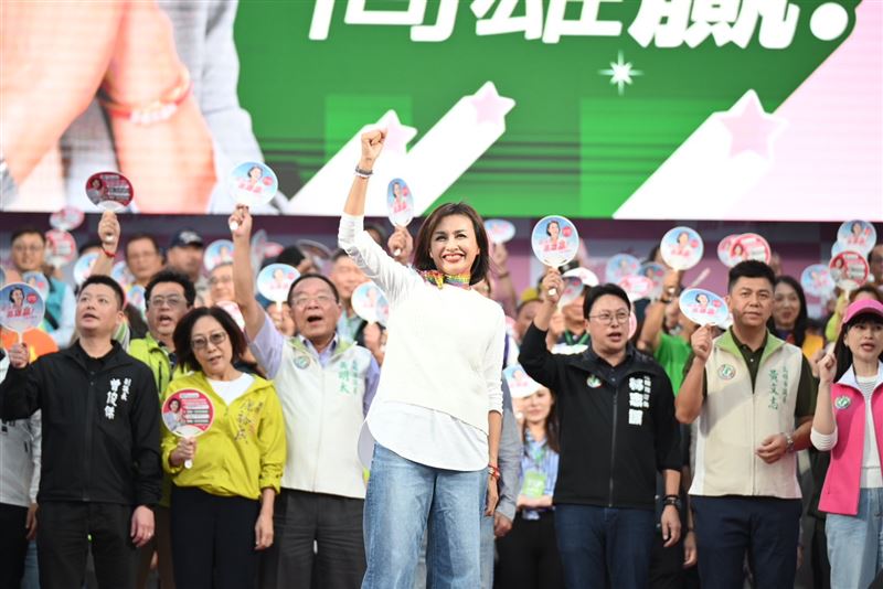 邱議瑩11月30日在鳳山區舉辦首場大造勢。（圖／翻攝自邱議瑩臉書）