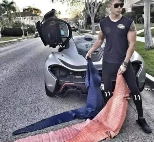 在人骨包遭下架後，普特拉依然在私人社群上頻繁炫富，包括搭乘超級遊艇、展示名車收藏、貼出鱷魚皮等照片。（圖／翻攝自byarnoldputra IG）