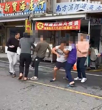 高國豪與大哥高聖文、二哥高國強起爭執，3兄弟當街互毆。（圖／民眾提供）