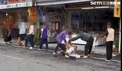 高國豪與大哥高聖文、二哥高國強起爭執，3兄弟當街互毆。（圖／民眾提供）