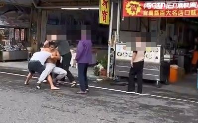 高國豪與大哥高聖文、二哥高國強起爭執，3兄弟當街互毆。（圖／民眾提供）